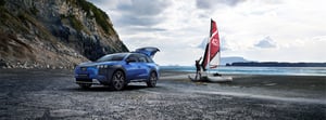 Trailseeker E-OUTBACK in blau am Strand