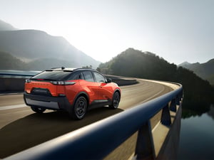 UNCHARTED in orange auf Brücke wegfahrend