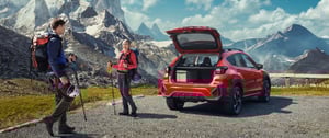 Subaru Crosstrek mit Wanderern 