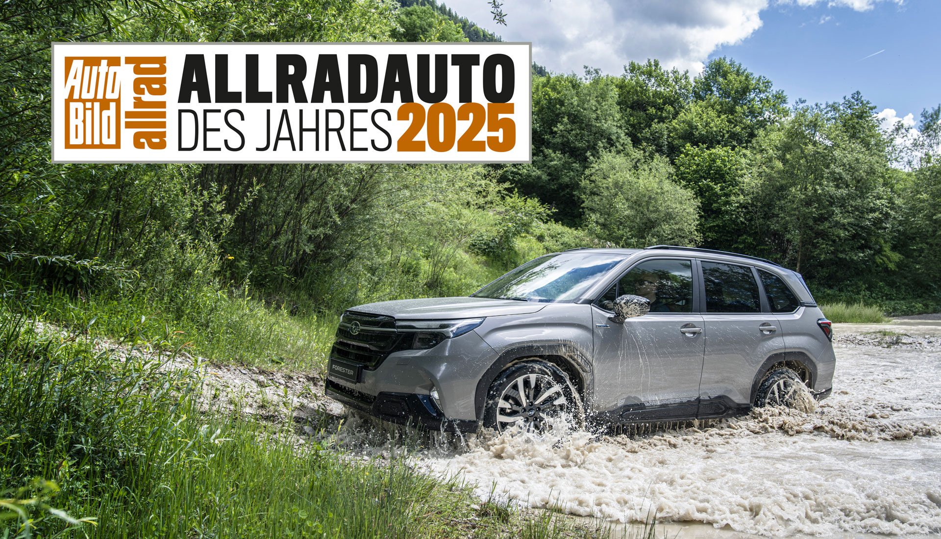Auto Bild Allradauto des Jahres 2025 Badge und darunter ein Subaru Forester der gerade einen Fluss durchquert hat mit Wald im Hintergrund.