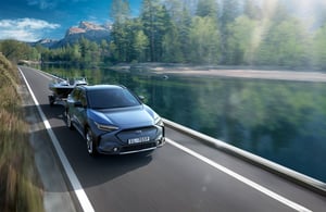 Solterra fährt auf der Straße
