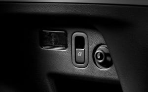 Knopf zum Umklappen der Rückenlehnen