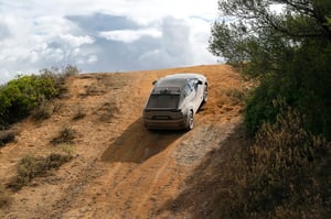 Uncharted AWD Black Rückansicht am Berg