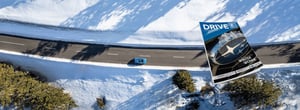 Subaru auf winterlicher Straße mit Drive Magazin rechts