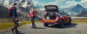Subaru Crosstrek mit Wanderern 