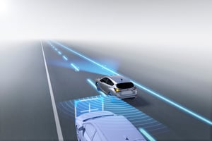 Silberner Impreza mit aktivierter Fahrassistenz, das auf einer Straße mit blauen Linien und Sensorwellen fährt