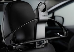 Mobiler Kleiderbügel in schwarz auf Rückseite des Fahrersitzes