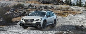 Subaru Outback in weiß auf Schotter