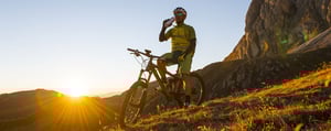 Fahrradfahrer bei Sonnenuntergang