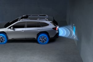 Outback in silber mit aktiven Abstandsensor am Heck