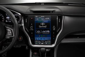 Outback Armaturenbrett mit Touchscreen-Display in elegant schwarzer Innenausstattung