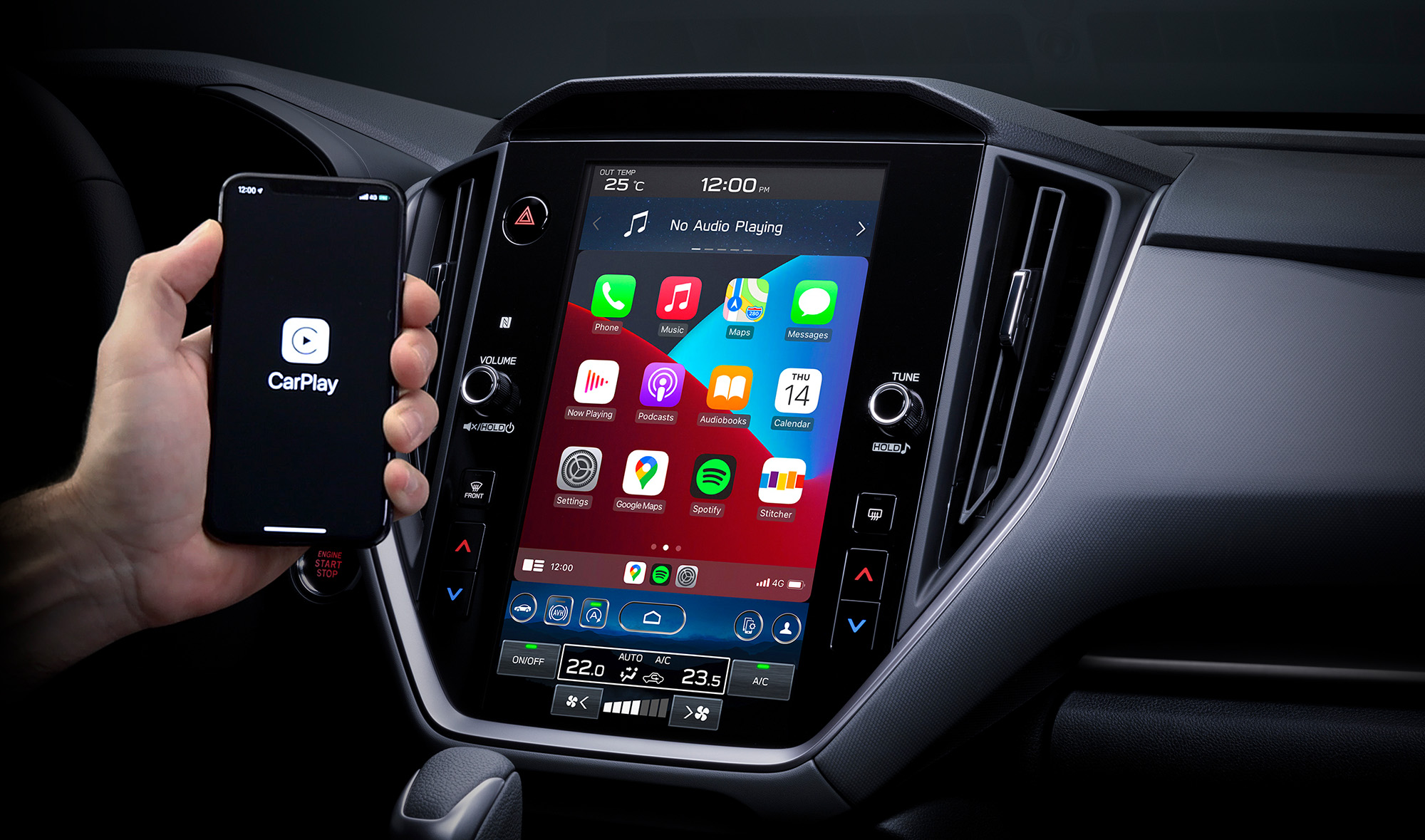 Hand hält Smartphone mit CarPlay-Startbildschirm neben Auto-Infotainment-System mit CarPlay-Benutzeroberfläche