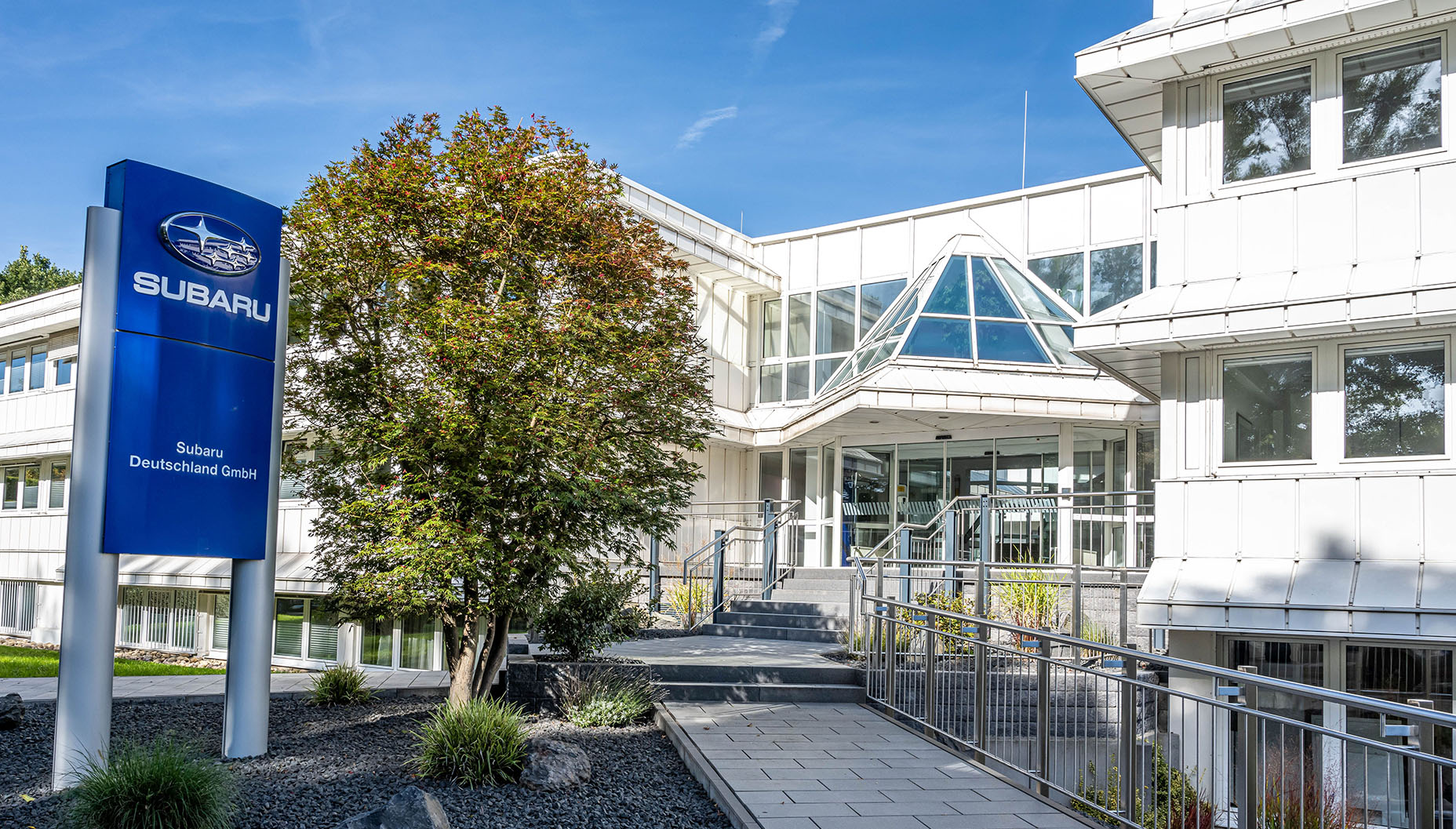 Subaru Deutschland Haupteingang mit Schild Subaru Deutschland Haupteingang mit Schild